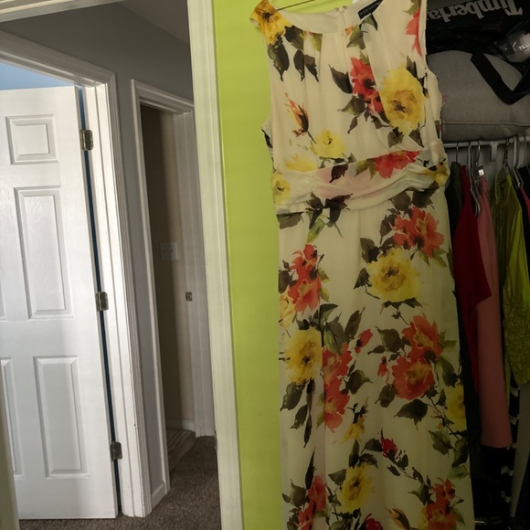 2 shirts 3dresses - Picture 2 of 6